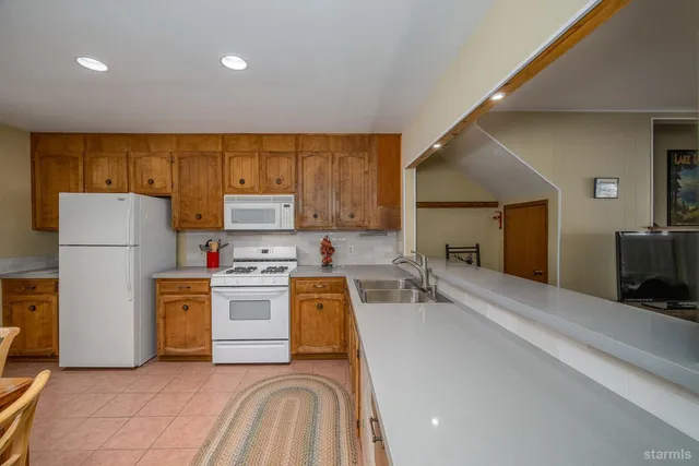 a view of a livingroom with furniture and windows