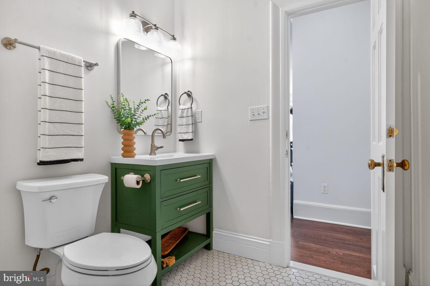3426 16th Street Northwest, Unit 604 Washington, DC 20010 - Photo 36 of 65 Classic With A Pop of Color