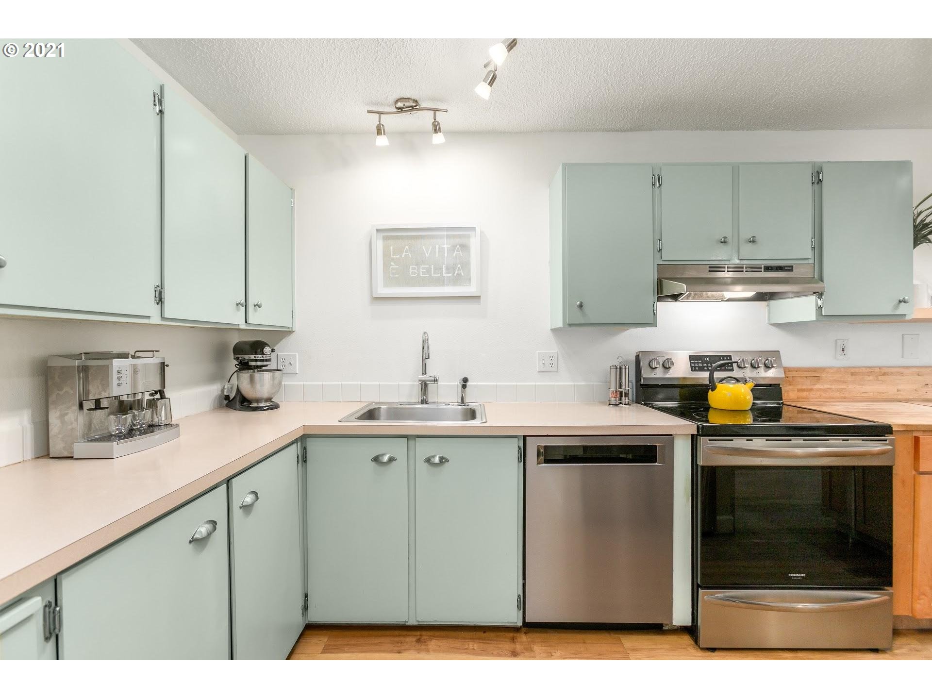 6835 Southwest Capitol Hill Road, Unit 31 Portland, OR 97219 - Photo 3 of 29 Gallery Image 3