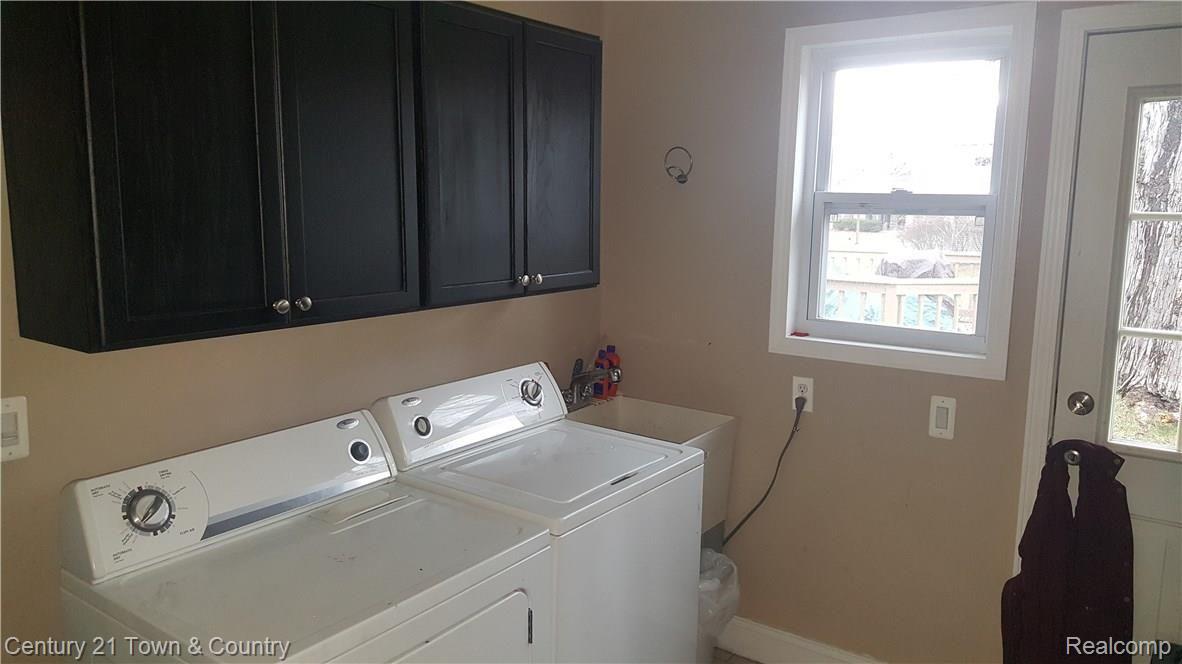 1587 Deerhurst Lane Rochester, MI 48307 - Photo 21 of 35 First Floor Laundry