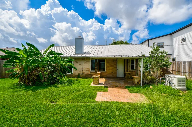 $1,900 | 10426 Alcott Drive, Houston, TX 77043