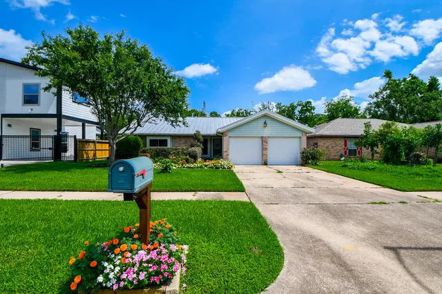 $1,900 | 10426 Alcott Drive, Houston, TX 77043