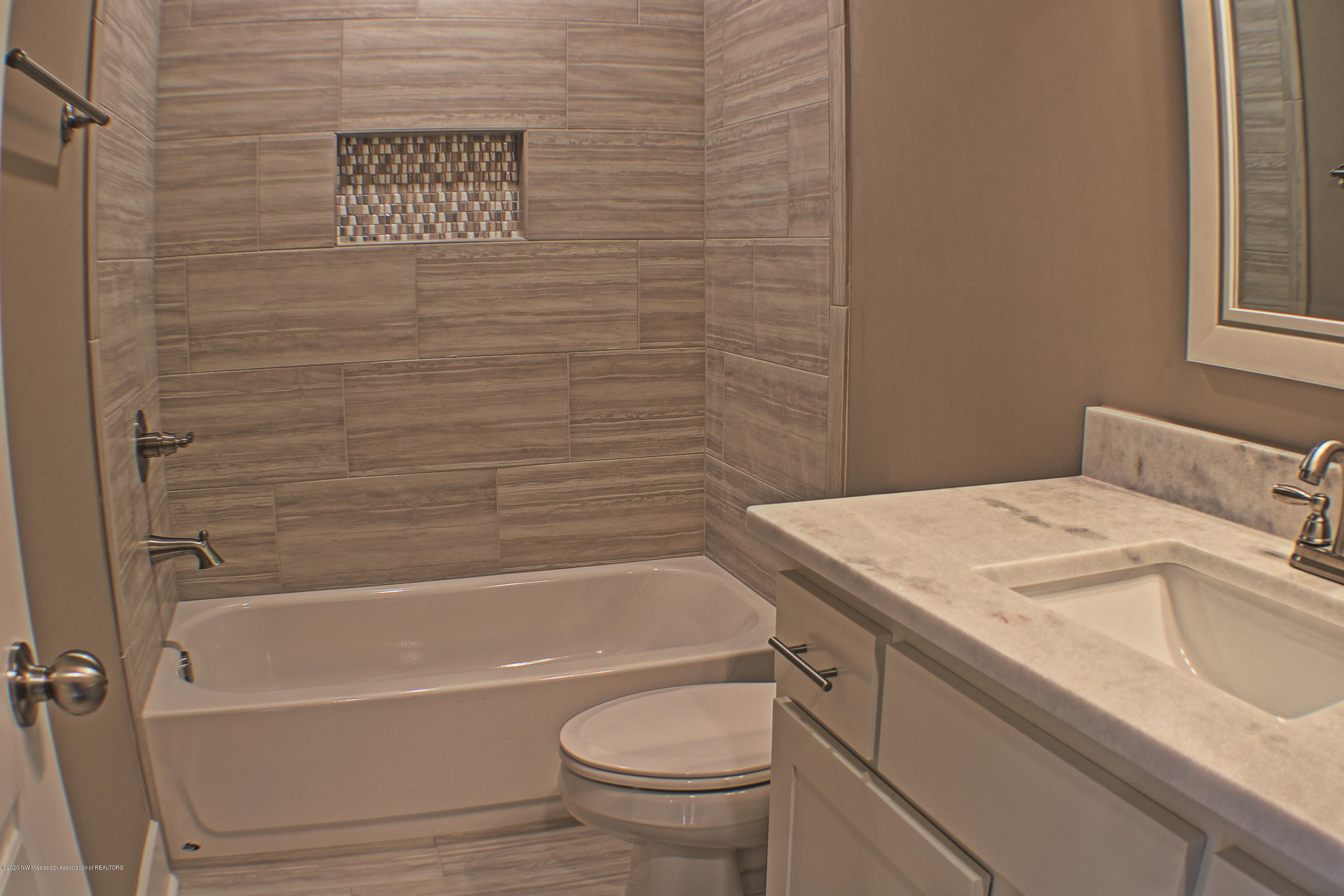 1680 Gill Road Nesbit, MS 38651 - Photo 3 of 25 bathup1