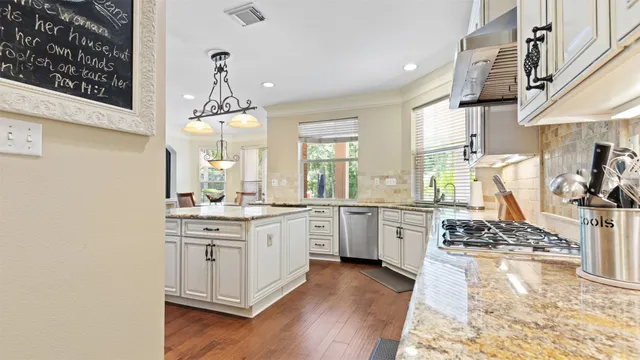 $1,155,000 | 37703 Edgewater Drive, Pinehurst, TX 77362