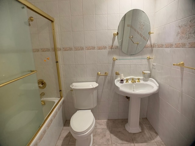 220 Bradwell Road Inverness, IL 60010 - Photo 19 of 20 a bathroom with a sink toilet and shower