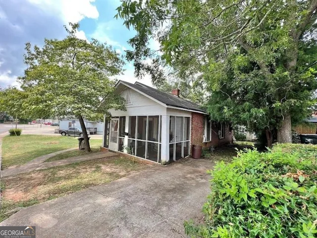 a view of a house with a yard
