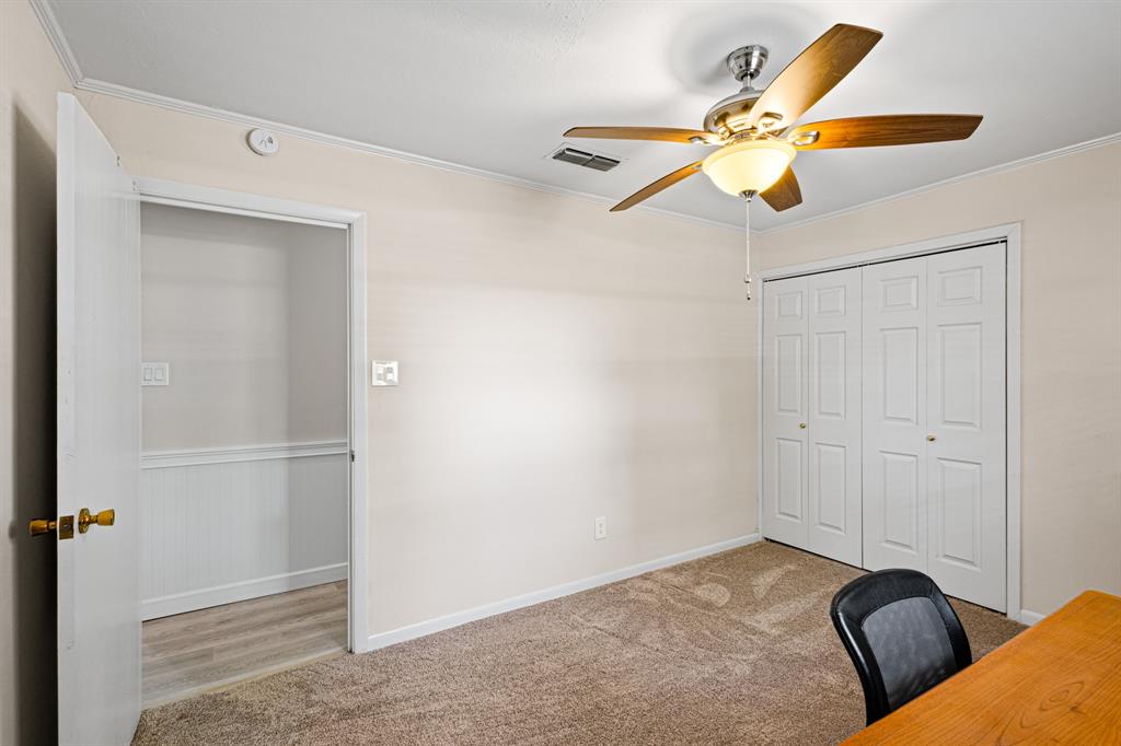 818 Country Club Road Bowie, TX 76230 - Photo 23 of 34 a view of a livingroom with a ceiling fan and closet