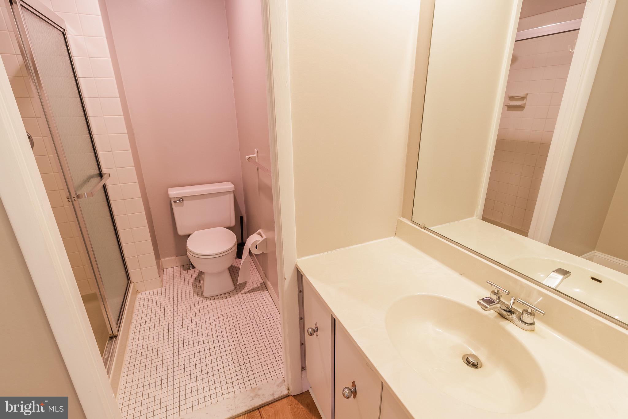 321 Betsy Road Huntingdon Valley, PA 19006 - Photo 25 of 28 Full bath inside bedroom