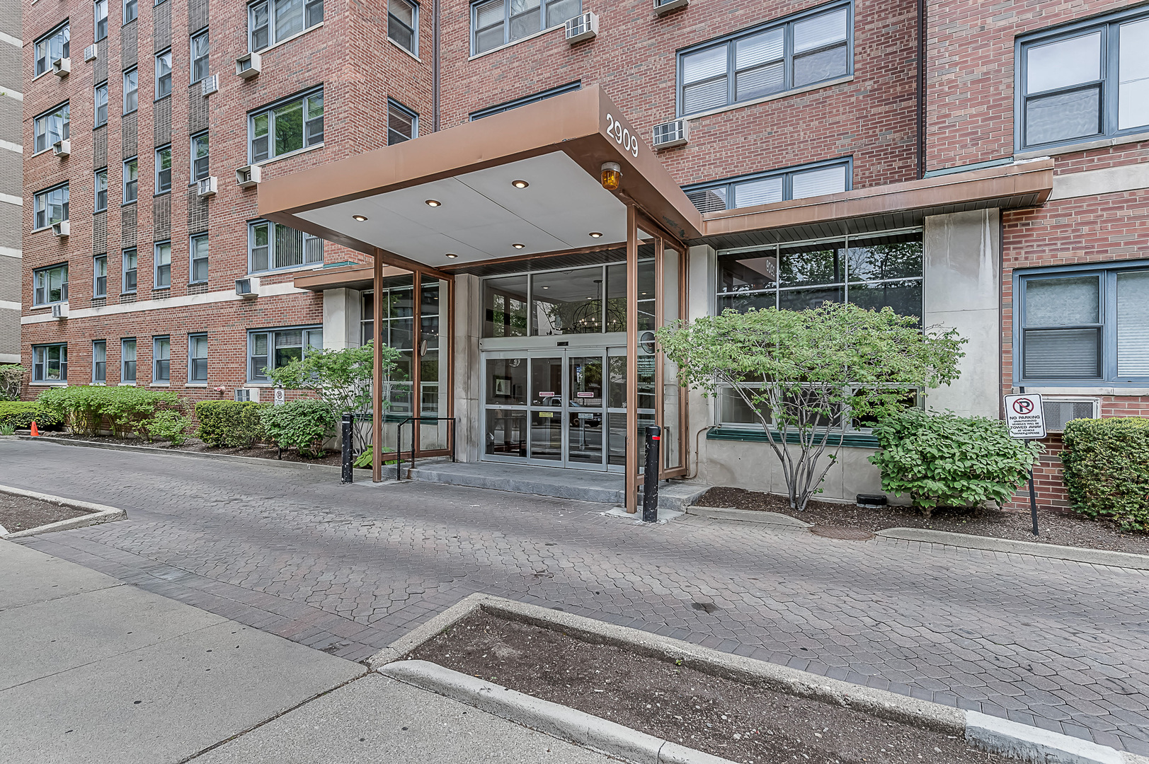 2909 North Sheridan Road, Unit 1012 Chicago, IL 60657 - Photo 2 of 15