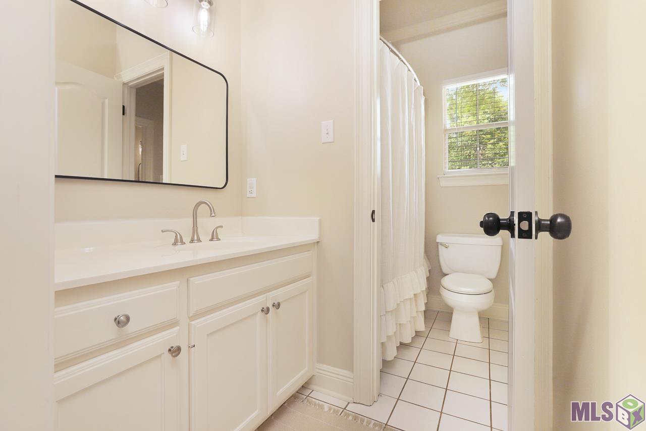 15348 Randi Court Prairieville, LA 70769 - Photo 22 of 42 Jack & Jill Bathroom