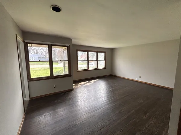 $1,995 | 118 Hazard Road, Carpentersville, IL 60110