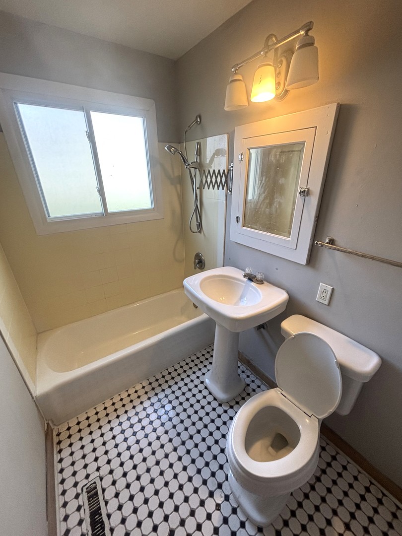 118 Hazard Road Carpentersville, IL 60110 - Photo 7 of 11