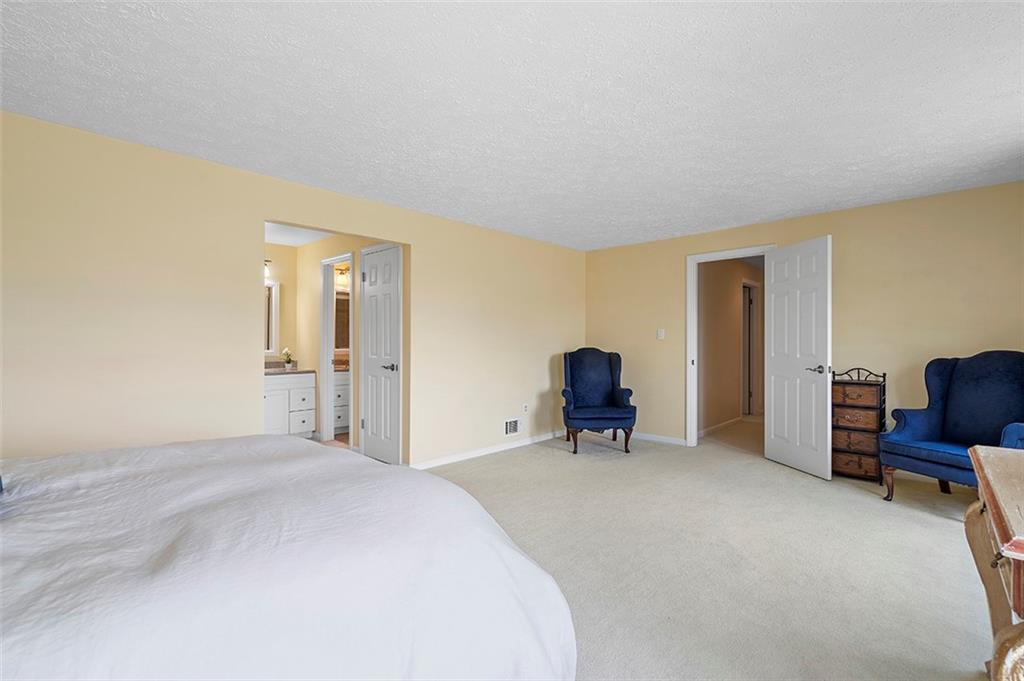 533 Woodland Road Pittsburgh, PA 15237 - Photo 21 of 43 a bedroom with a bed a desk and chair