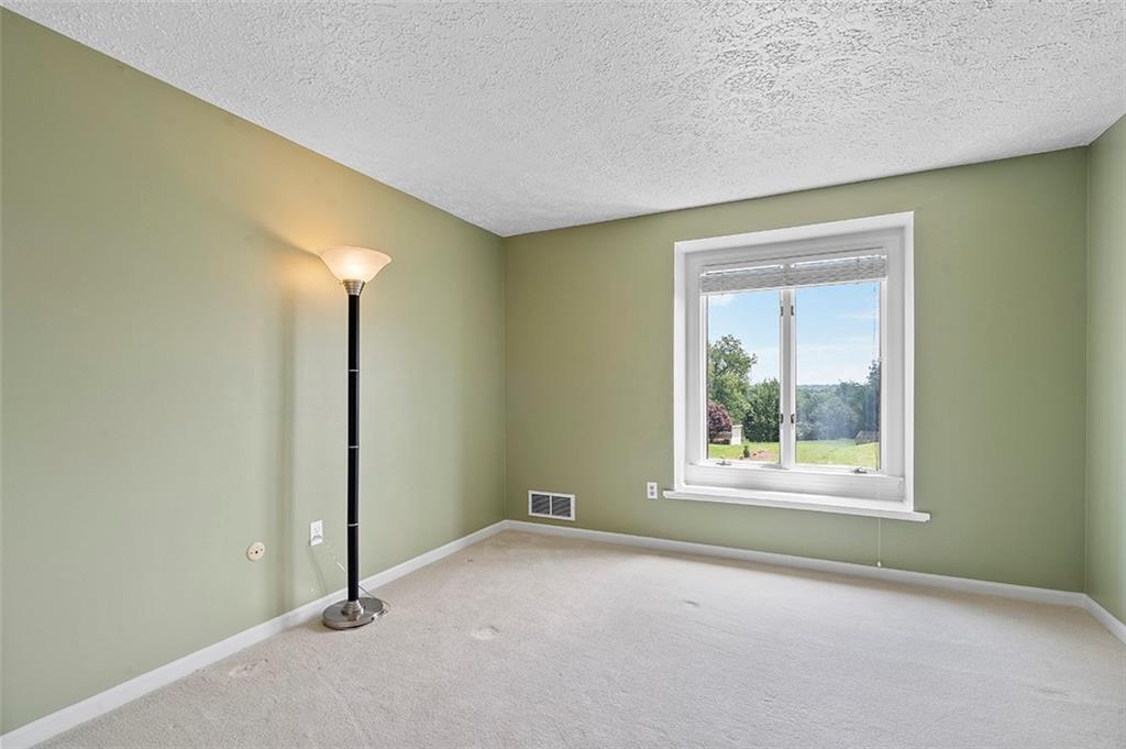 533 Woodland Road Pittsburgh, PA 15237 - Photo 31 of 43 an empty room with a window