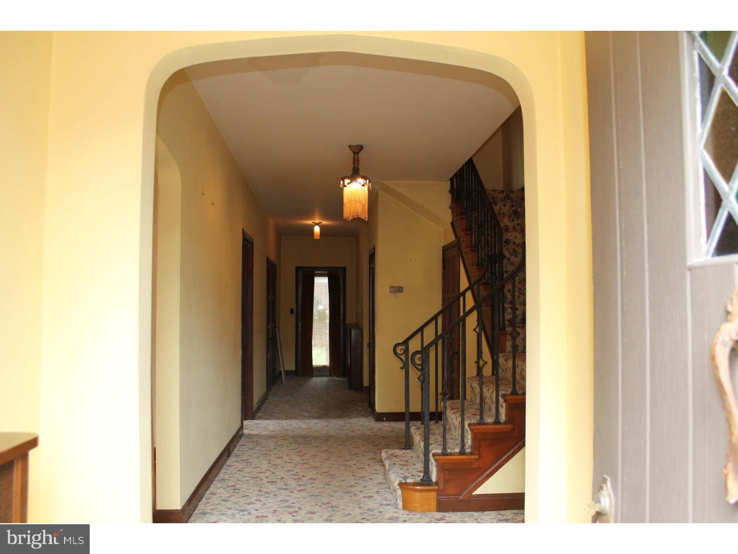 417 Devon Terrace Reading, PA 19607 - Photo 4 of 25 Foyer