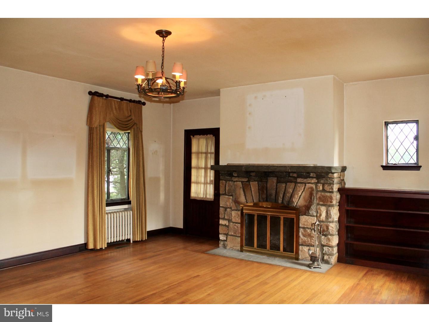 417 Devon Terrace Reading, PA 19607 - Photo 5 of 25 Living Room