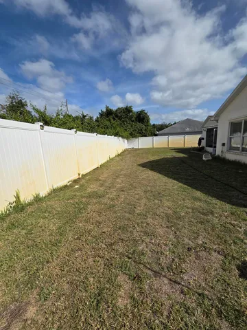 a view of a backyard