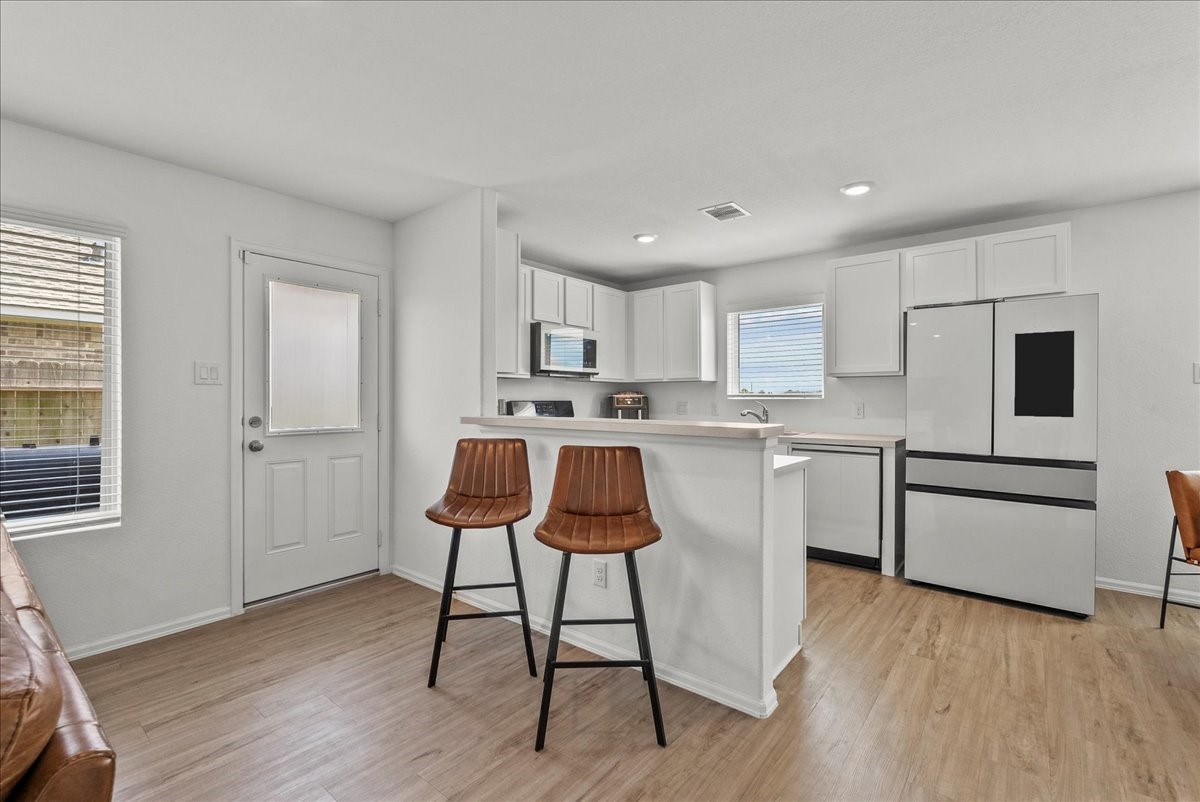 14410 Boyton Holw Trace Rosharon, TX 77583 - Photo 12 of 35 Be a part of the party with this Living Room/Kitchen Combo. Bonus: Extra seating at the Breakfast bar for your quick meals.