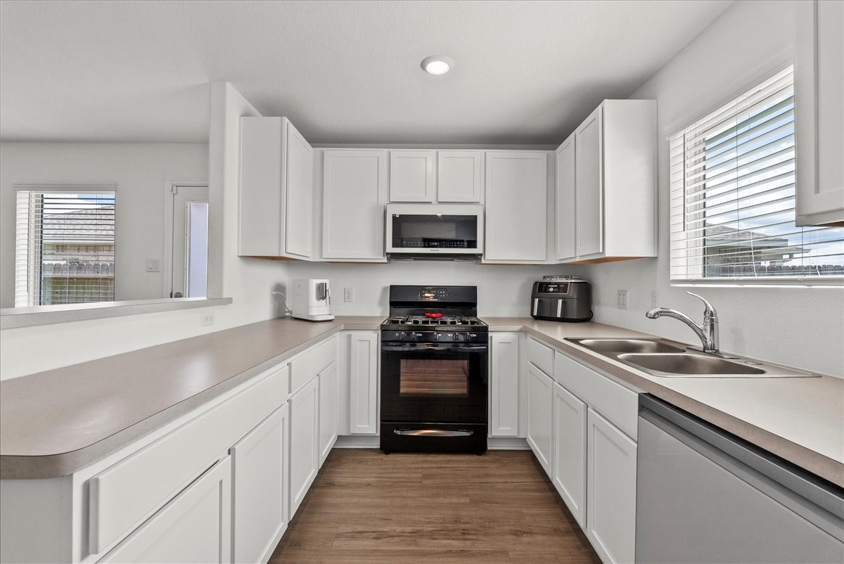 14410 Boyton Holw Trace Rosharon, TX 77583 - Photo 14 of 35 Light & Bright! The Kitchen is the heart of this home!