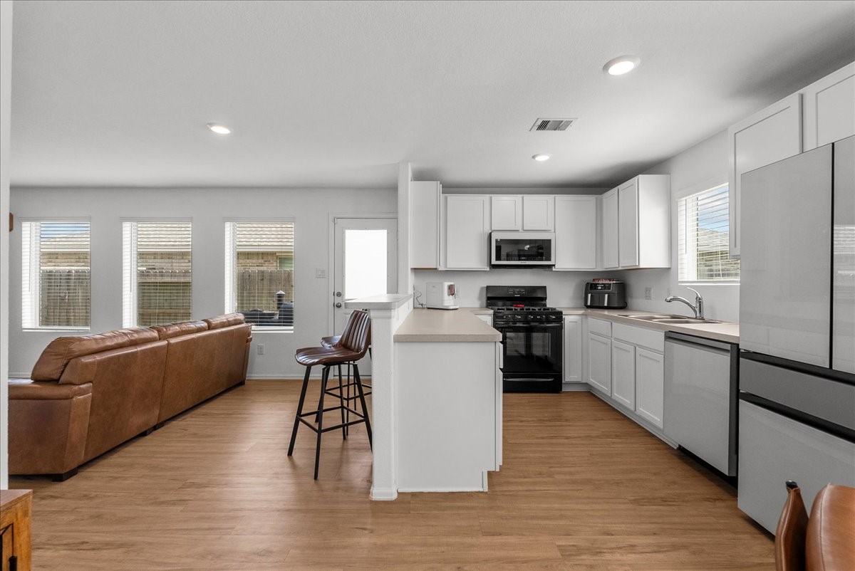 14410 Boyton Holw Trace Rosharon, TX 77583 - Photo 15 of 35 What an amazing hosting space! Great for a first time buyer or Investor looking to add to their portfolio. Very clean and well kept.