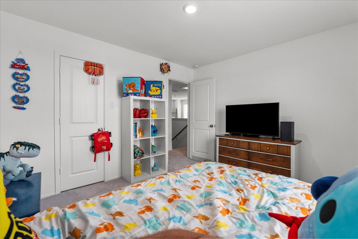 14410 Boyton Holw Trace Rosharon, TX 77583 - Photo 28 of 35 4th bedroom features a walk in closet and is spacious enough for multiple pieces of furniture.