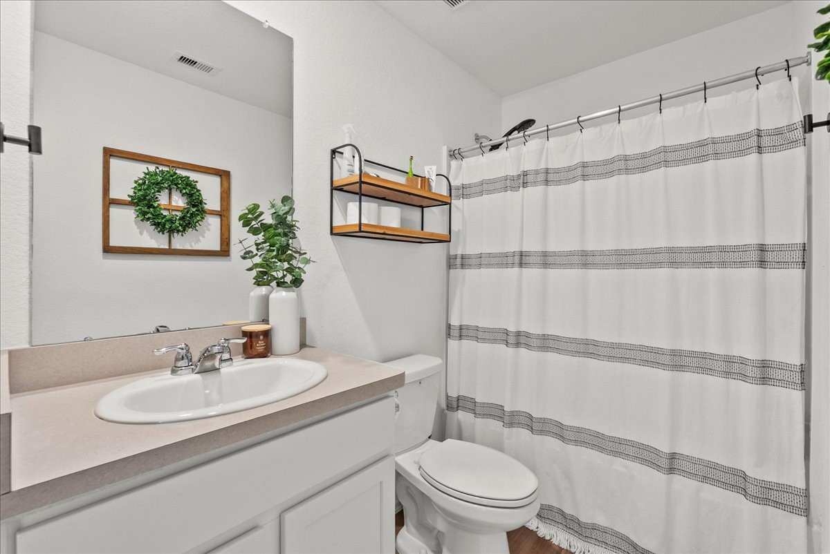 14410 Boyton Holw Trace Rosharon, TX 77583 - Photo 30 of 35 Secondary full bathroom shared by the secondary bedrooms features black accent fixtures to give it a chic look.