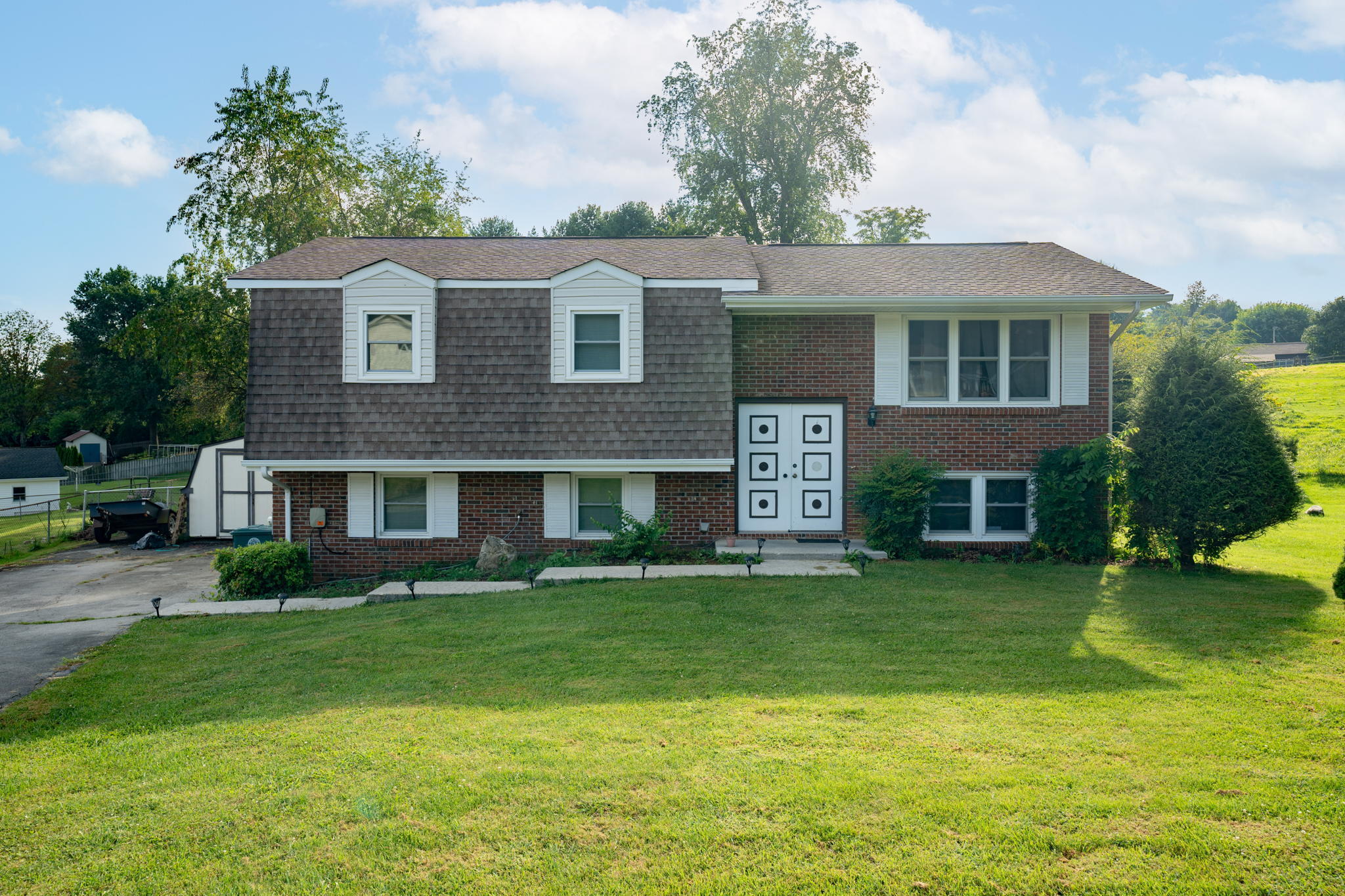 224 Winding Way Road Bristol, VA 24201 - Photo 2 of 15 2-web-or-mls-DSC07012-Edit