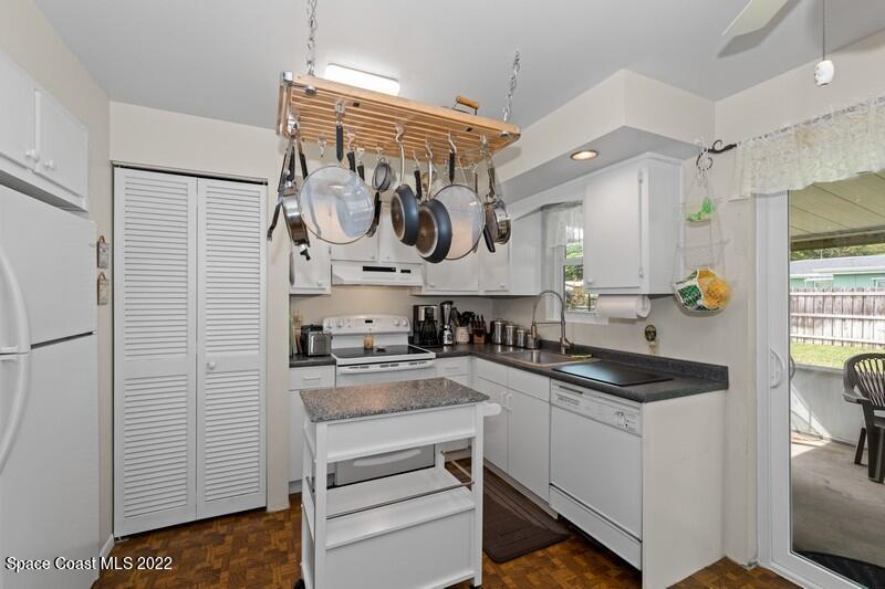 620 Croton Road Melbourne, FL 32935 - Photo 4 of 12 Kitchen