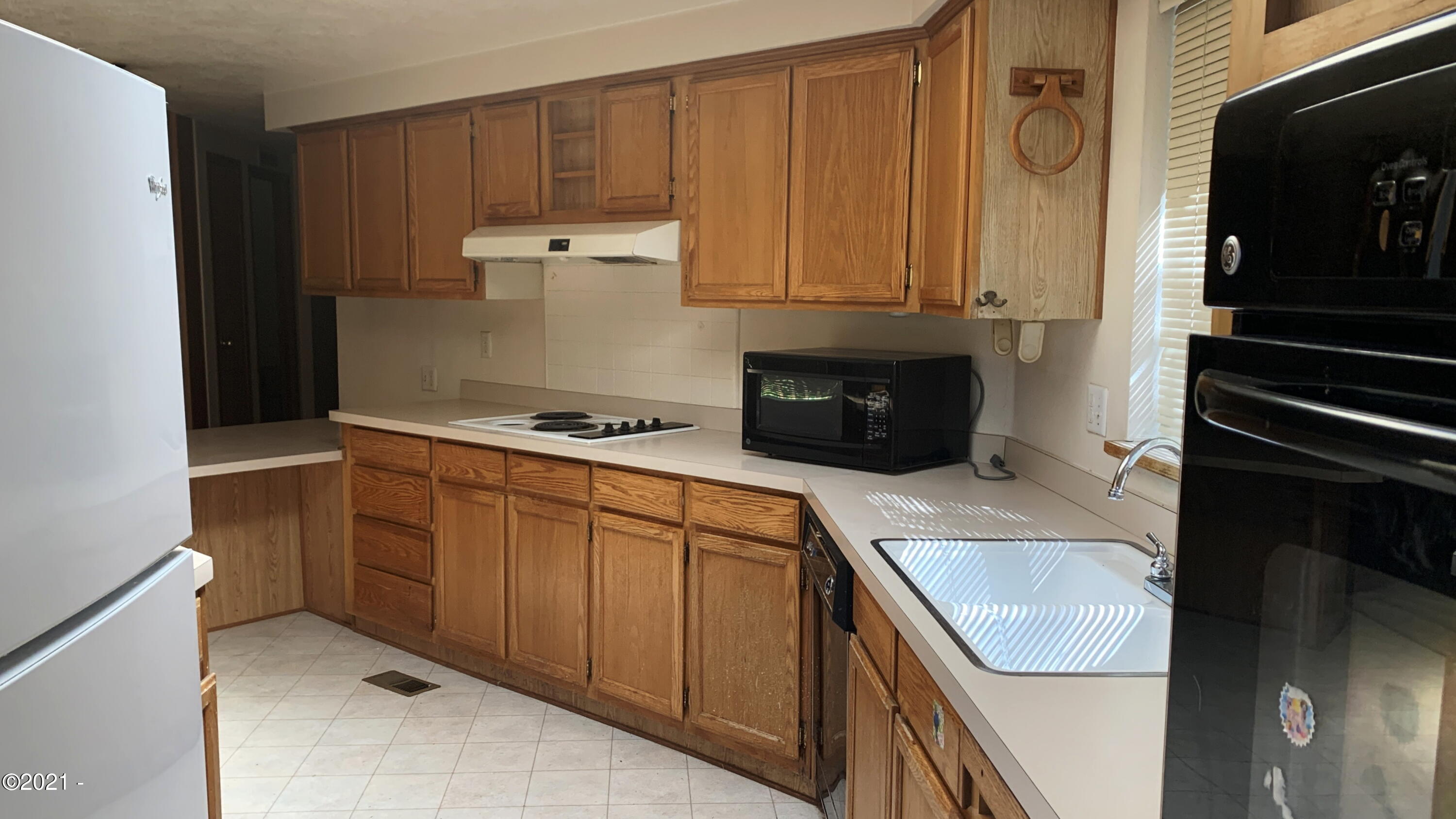 271 East Darkey Creek Road Waldport, OR 97394 - Photo 9 of 26 Kitchen