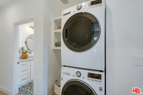 a view of entryway with washer and dryer