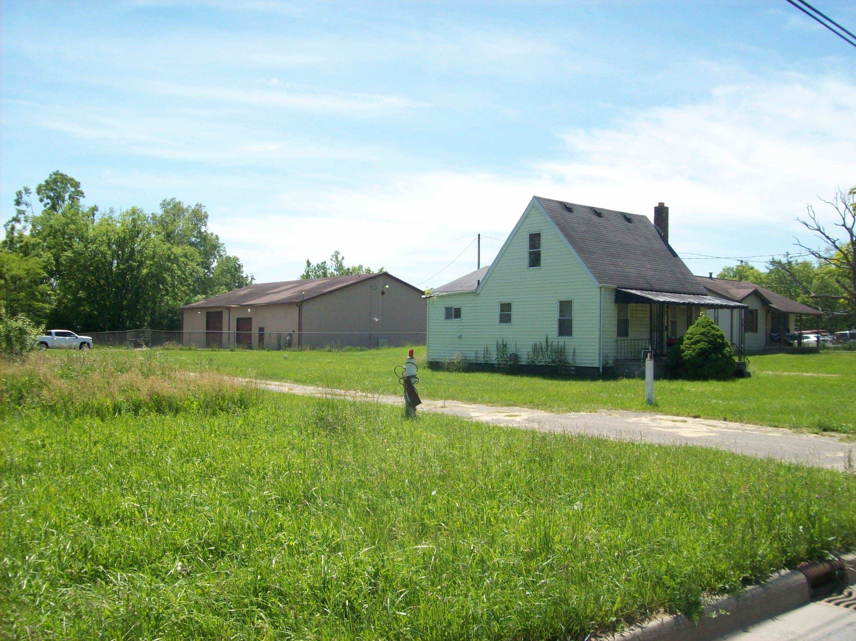 420 East Carpenter Road Flint, MI 48505 - Photo 1 of 2 50163912-8bdb093e-0872-47ba-a546-96fe739070d7.JPG
