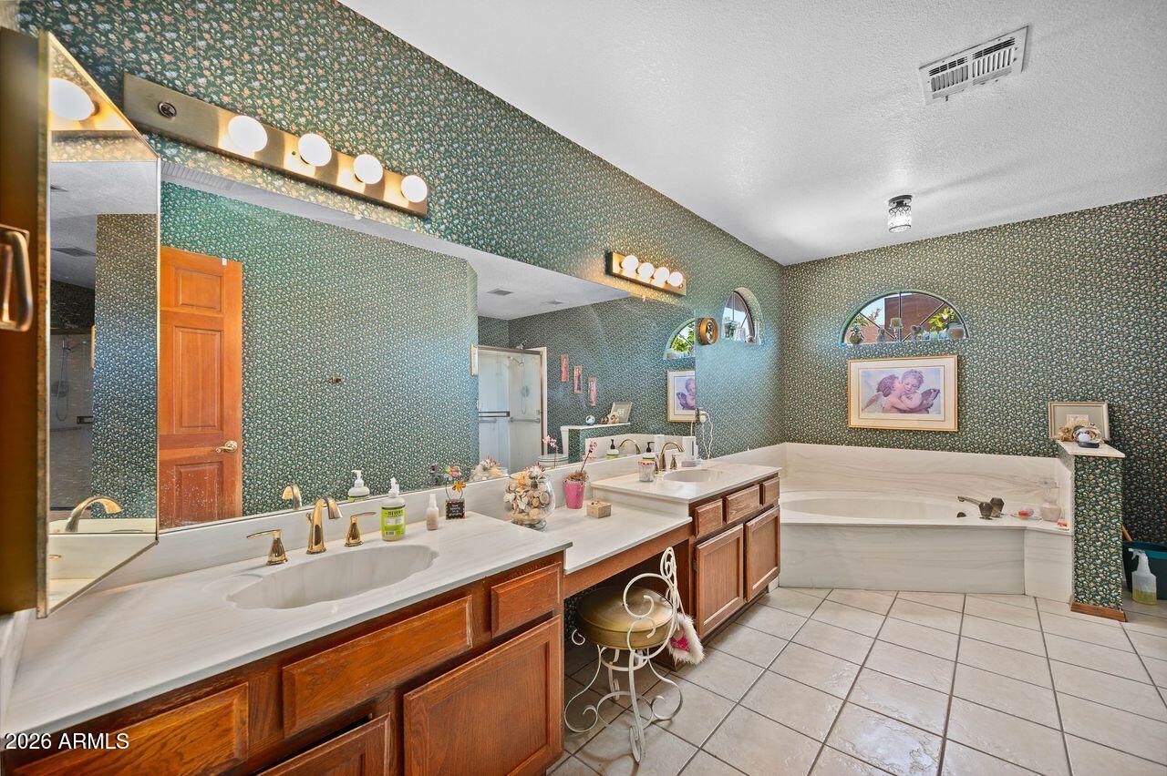 6416 West Shangri-la Road Glendale, AZ 85304 - Photo 22 of 28 Primary bath