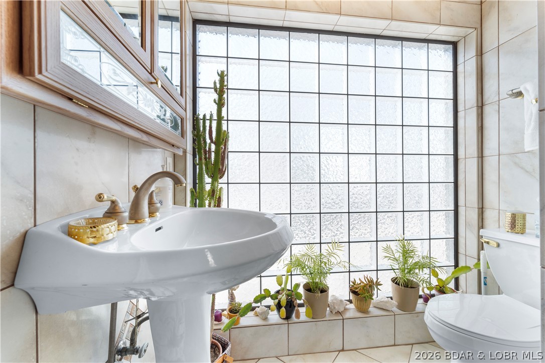 2264 Bittersweet Road Lake Ozark, MO 65049 - Photo 26 of 43 Nice and bright