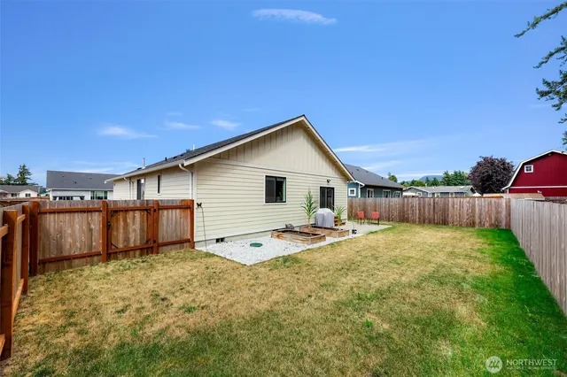 a house view with backyard space