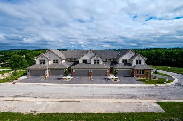 $474,900 | 165 Aerie Circle, Unit 105, Brookfield, WI 53045