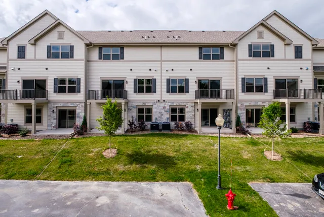 $474,900 | 165 Aerie Circle, Unit 105, Brookfield, WI 53045