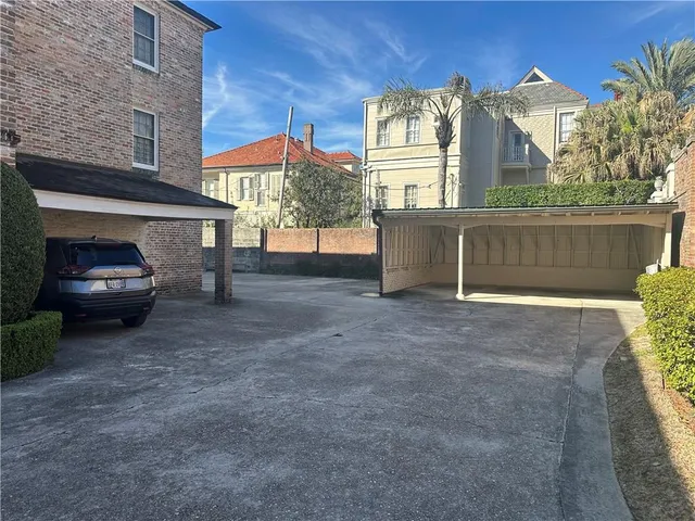 $1,800 | 5404 St Charles Avenue, Unit C, New Orleans, LA 70115