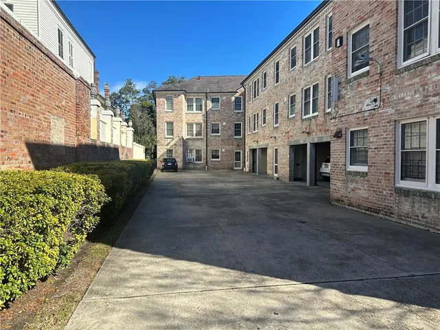 $1,800 | 5404 St Charles Avenue, Unit C, New Orleans, LA 70115