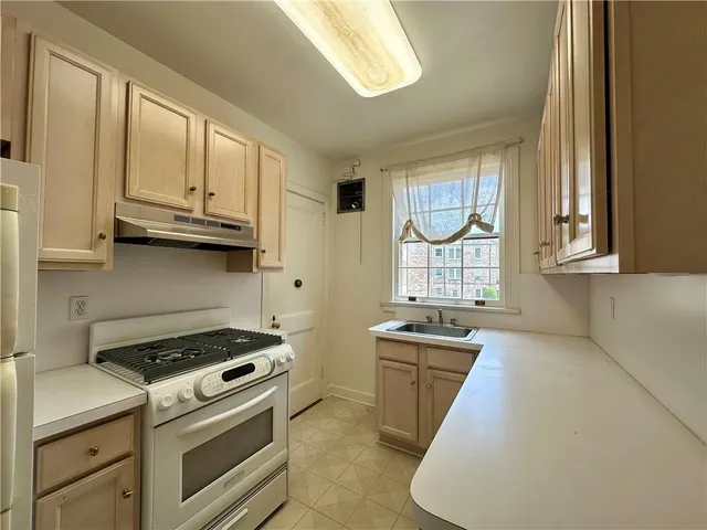 $1,800 | 5404 St Charles Avenue, Unit C, New Orleans, LA 70115