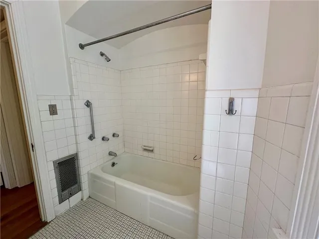 $1,800 | 5404 St Charles Avenue, Unit C, New Orleans, LA 70115