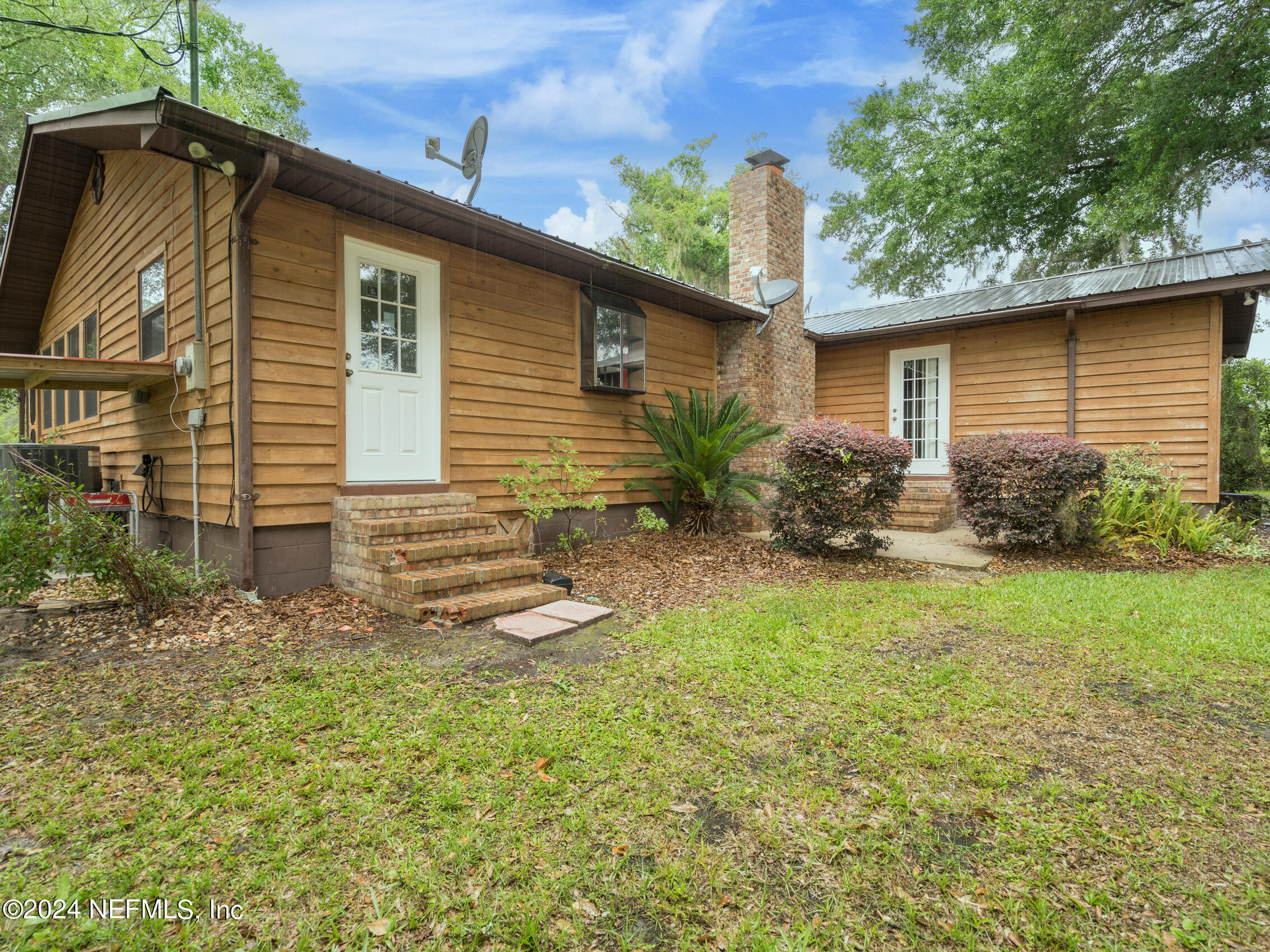 27278 Inspiration Way Hilliard, FL 32046 - Photo 6 of 25 a backyard of a house with plants and garden