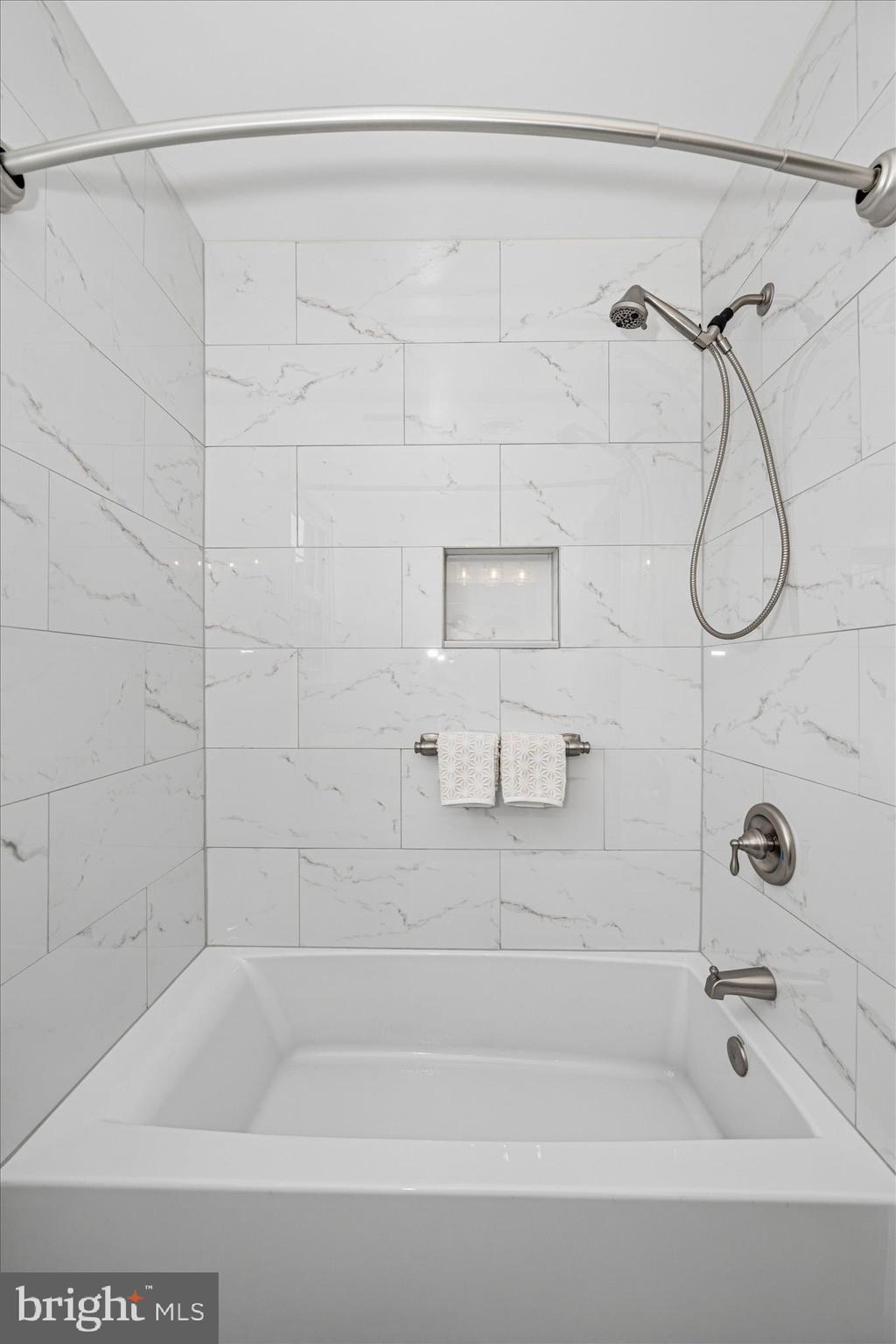 6596 East Lakeridge Road New Market, MD 21774 - Photo 52 of 131 Upstairs Bathroom