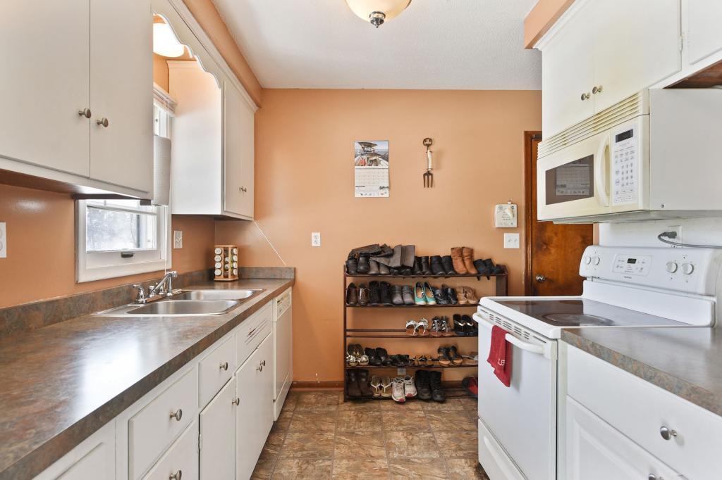 8209 Goodrich Road Bloomington, MN 55437 - Photo 9 of 31 Gallery Image 9