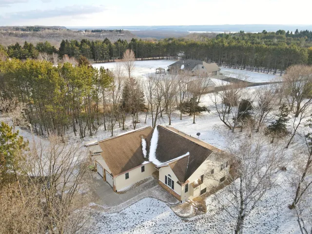 $600,000 | W11789 497th Avenue, Prescott, WI 54021