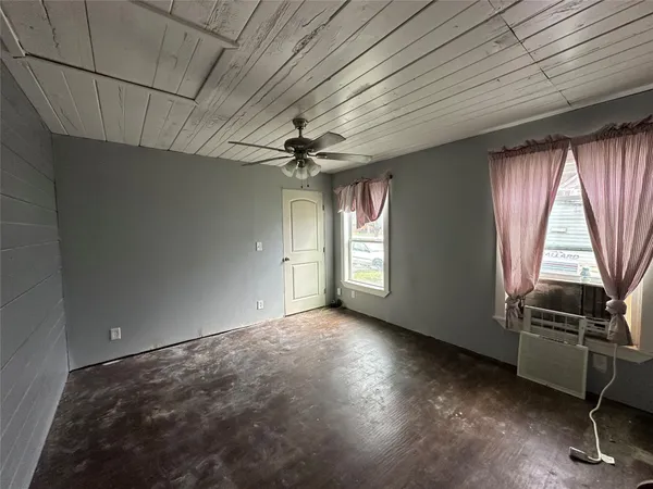 a view of a livingroom with a ceiling fan and window
