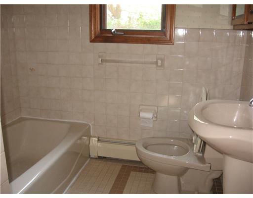 22 Algonquin Road Narragansett, RI 02882 - Photo 10 of 12 Bathroom.
