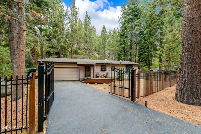 a view of a house with backyard and trees