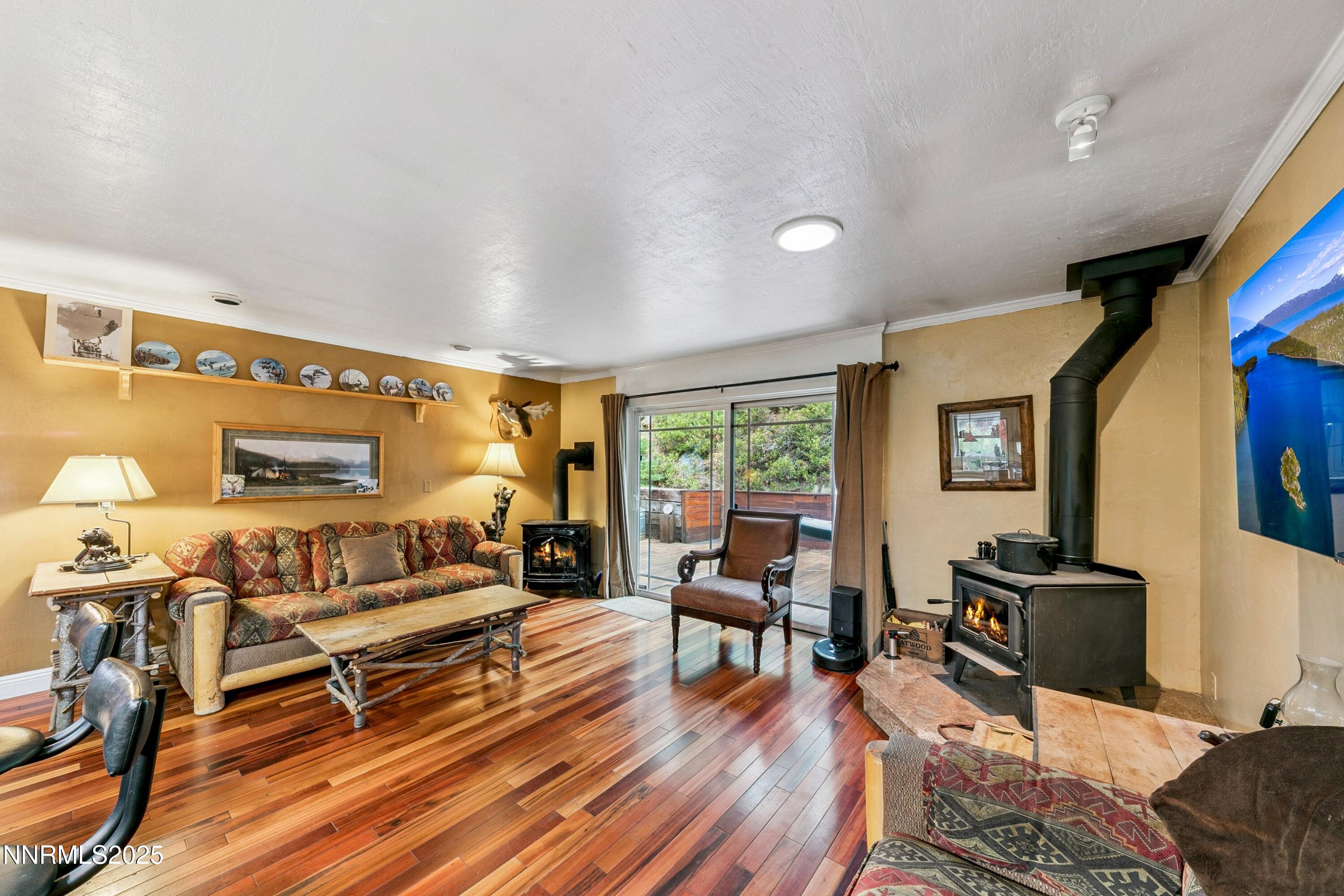 134 Aspen Way Stateline, NV 89449 - Photo 4 of 25 a living room with furniture and a flat screen tv