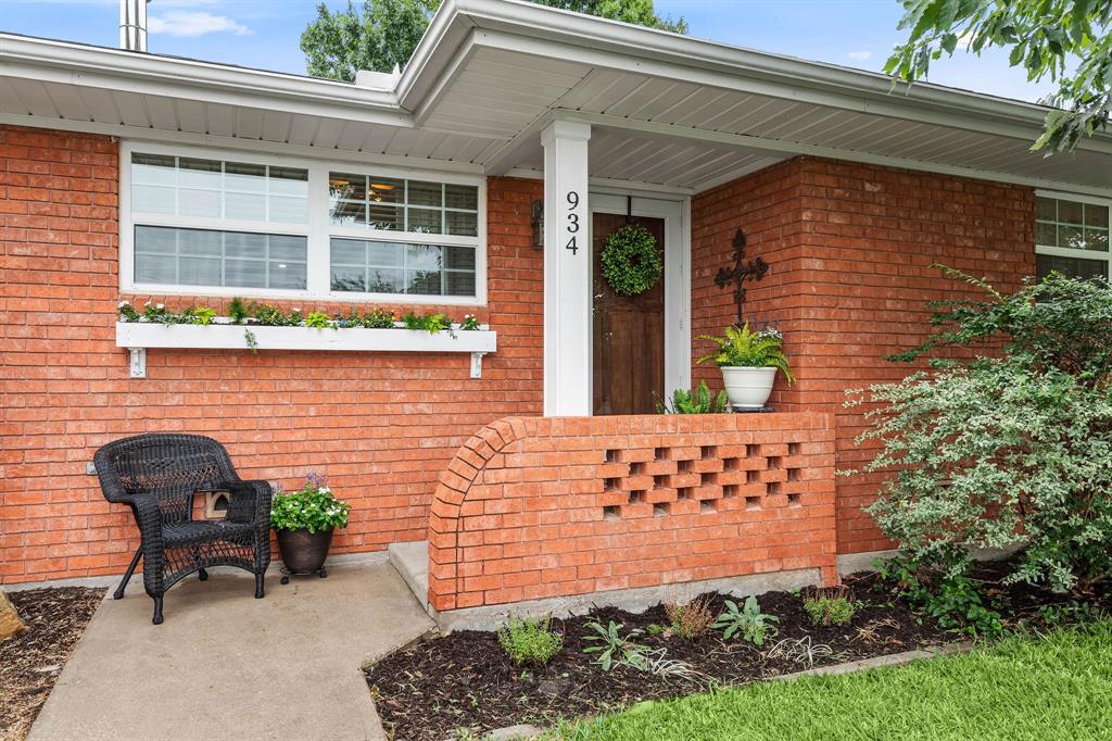 934 North Maple Street Muenster, TX 76252 - Photo 2 of 39 a view of front door of house with outdoor seating