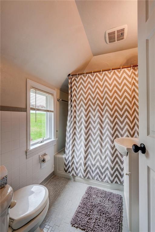 24 Leon Road Pittsburgh, PA 15220 - Photo 14 of 24 Second Floor Full Bathroom